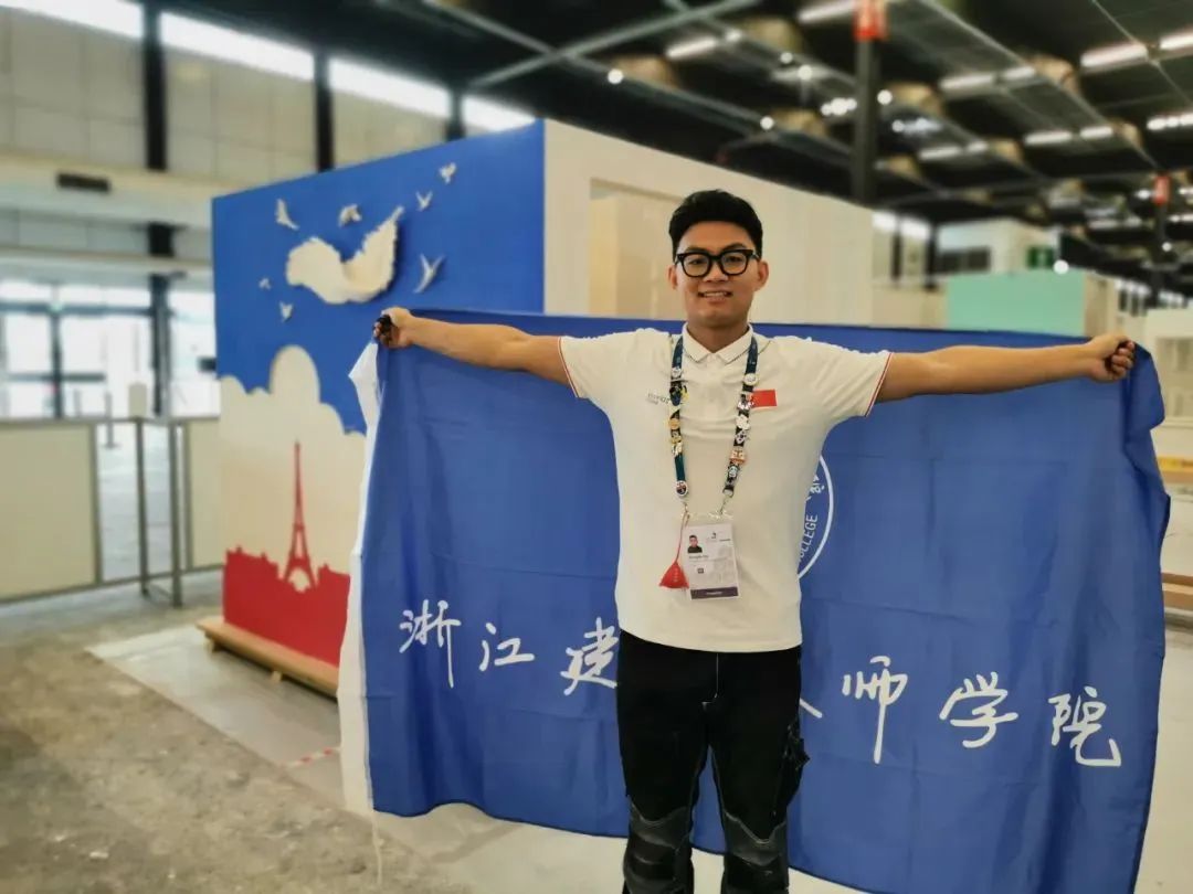 这个00后小伙，“刮腻子”刮成世界冠军！