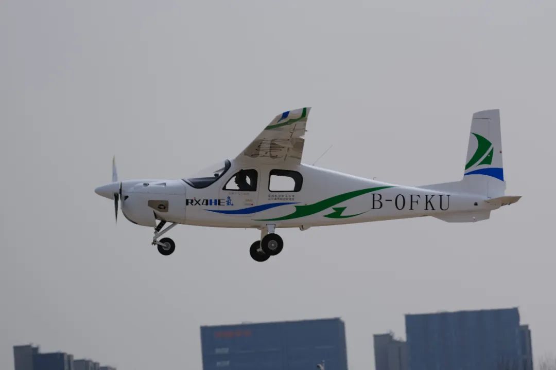 首款四座氢燃料内燃机飞机验证机在沈阳某机场完成首飞！