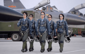 我国空军首批5名 歼-11B战斗机女飞行学员 顺利完成单飞！平均年龄只有23岁！