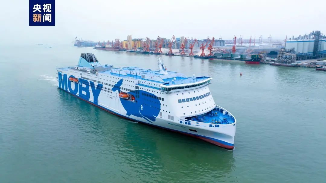 全球最大吨位豪华客滚船在广州启航