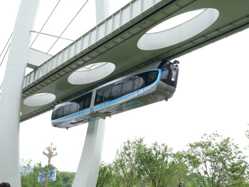 国内首条悬挂式空中轨道列车—“光谷光子号”在武汉试乘开跑
