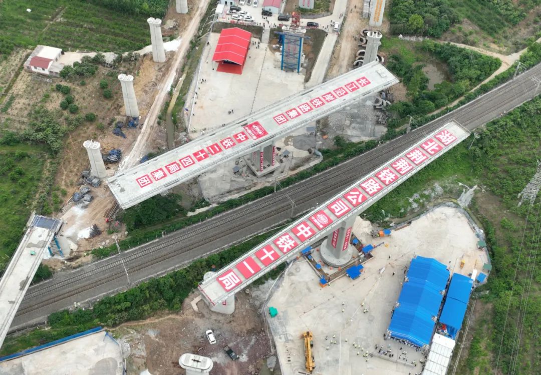 国内首次两座不同高铁特大桥同步成功转体