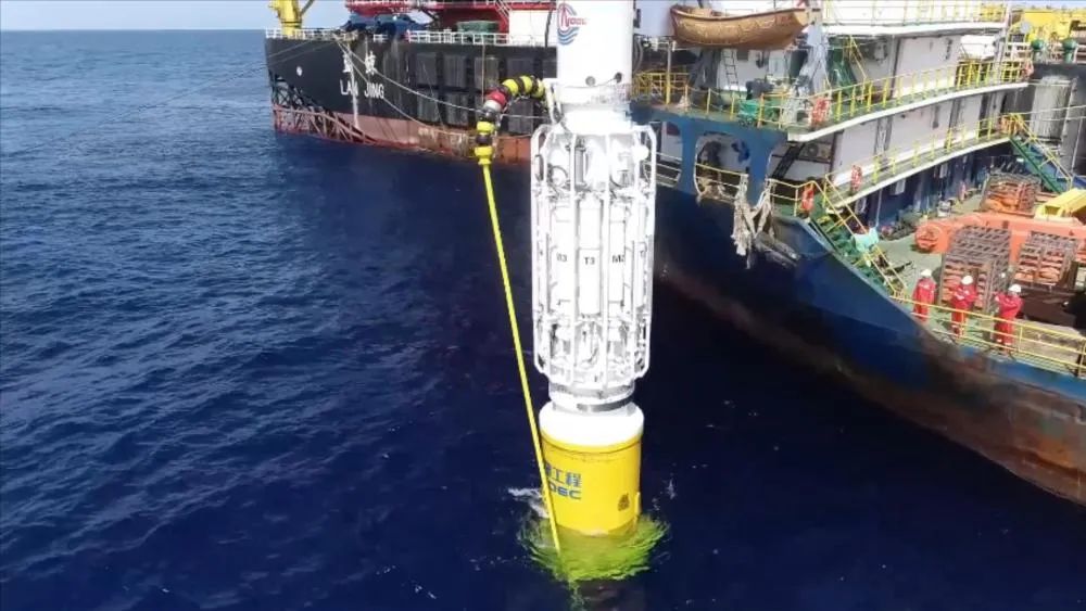 中国自主研发的首台2500米级超深水打桩锤成功完成海试