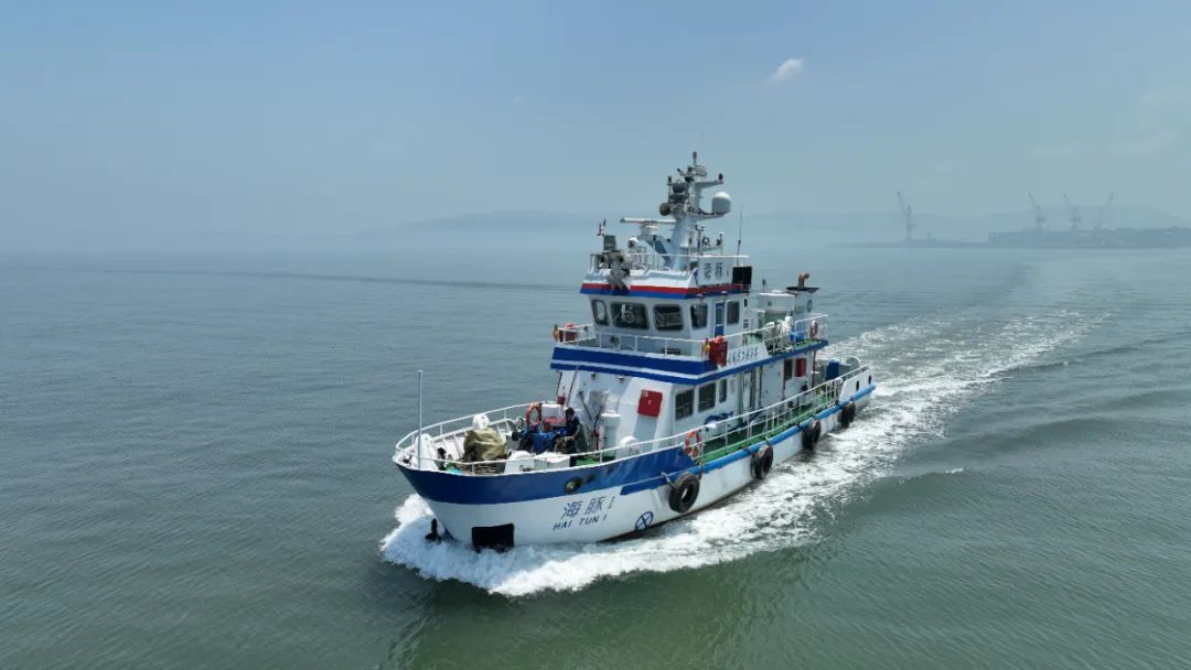 我国首艘数字孪生智能科研试验船“海豚1”在烟台蓬莱港交付并首航