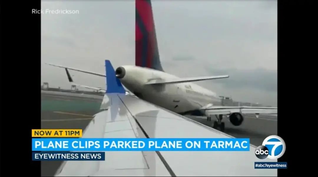 美国两客机在机场相撞