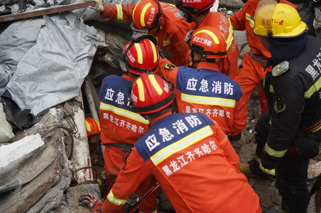 已营救8人！齐齐哈尔市一中学体育馆楼顶坍塌致多人被困