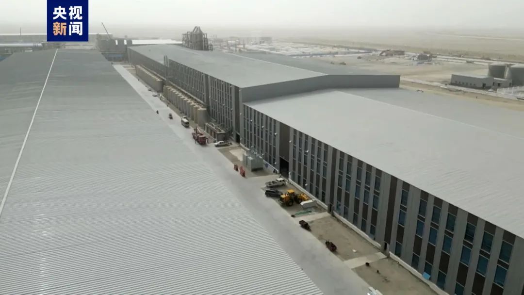 国内单体最大的年产12万吨碳酸锂一期项目，在新疆若羌县工业园投产