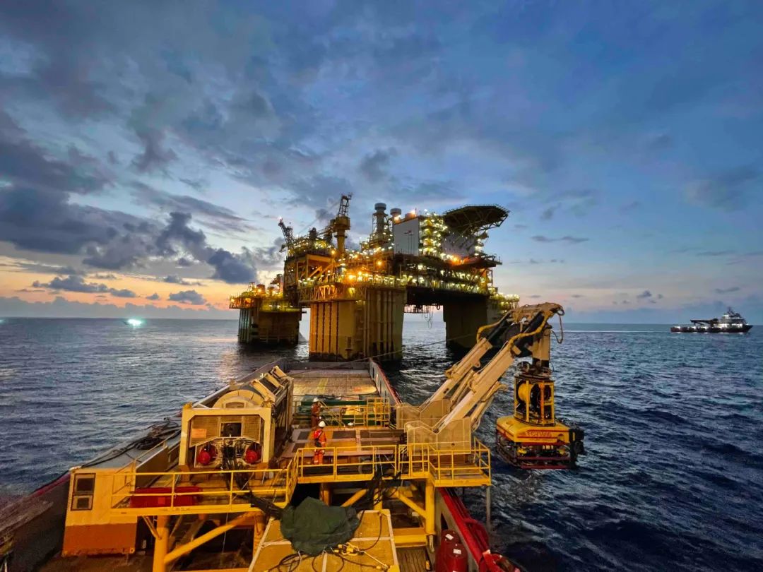 “深海一号”完成首次超深水海管清管作业