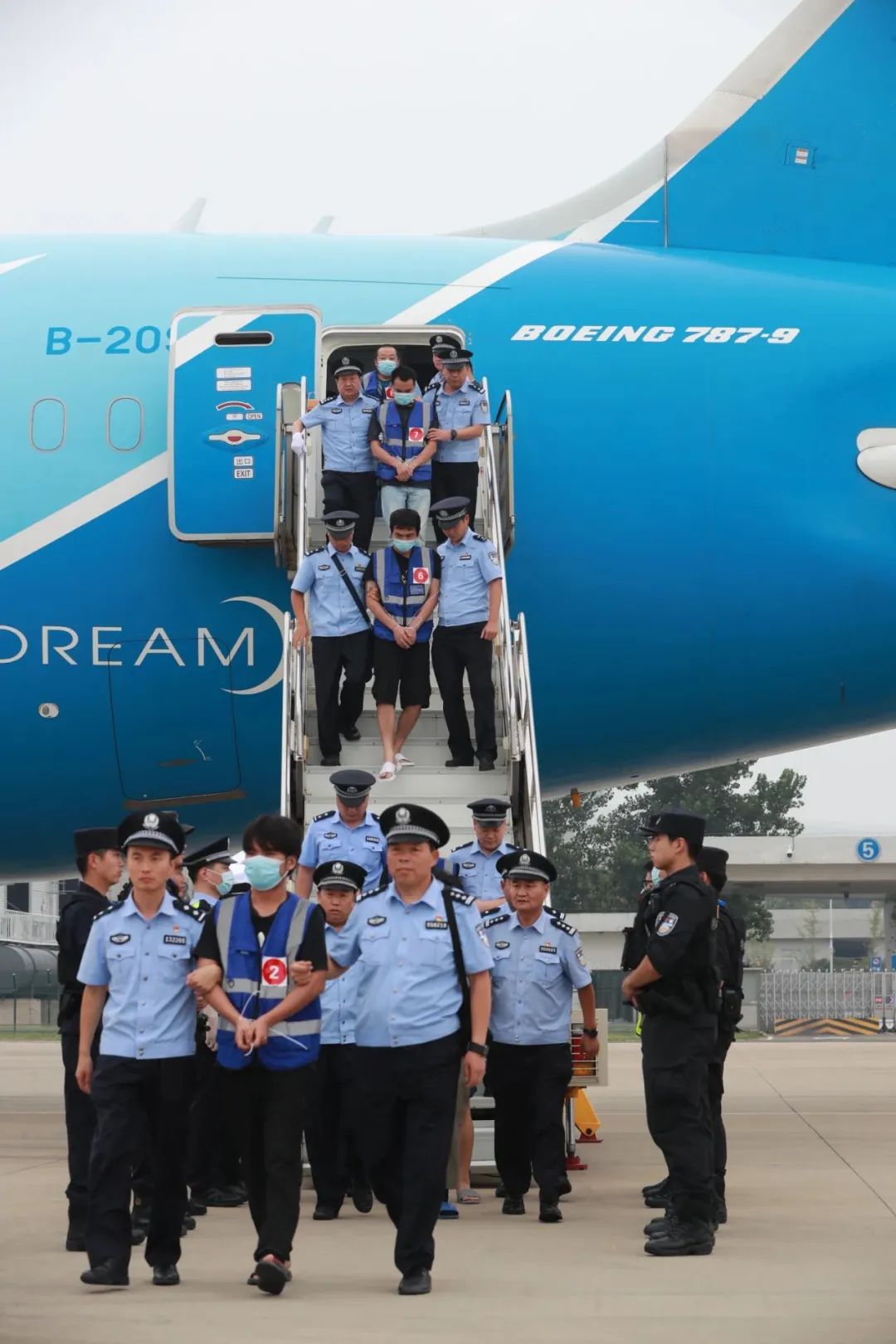 ​179名电诈嫌疑人从老挝被押解回国