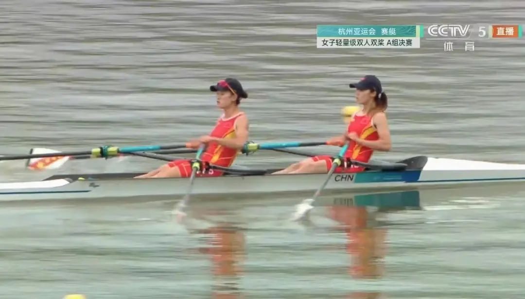 杭州亚运会首金！中国赛艇队姑娘夺冠