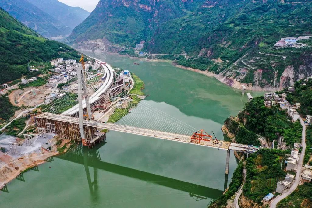 连接川滇两省 全国最大跨径钢箱混合梁独塔斜拉桥成功合龙