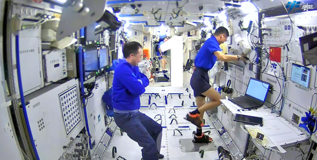 原来航天员在太空是这样练腿的！网友：你跺你也麻