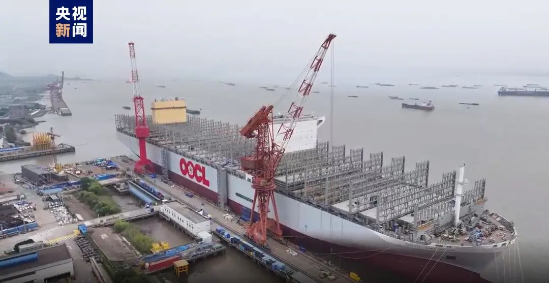 新一代超大型“巨无霸”集装箱船在江苏南通下水