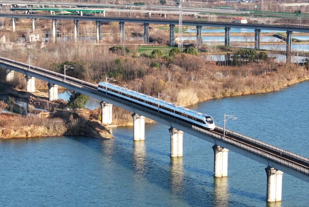 “青岛造”新型城际市域智能列车上线运营