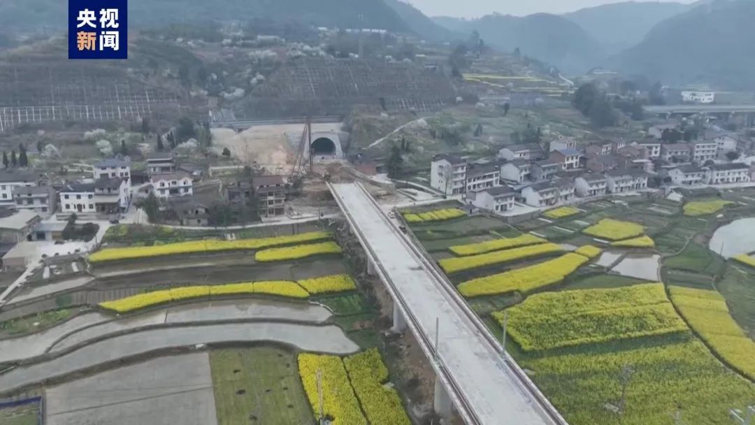 全长10794米!渝湘高铁控制性工程楠竹山隧道贯通